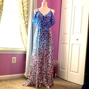 Beautiful maxi lined Smash! Floral flowing dress with side zipper.